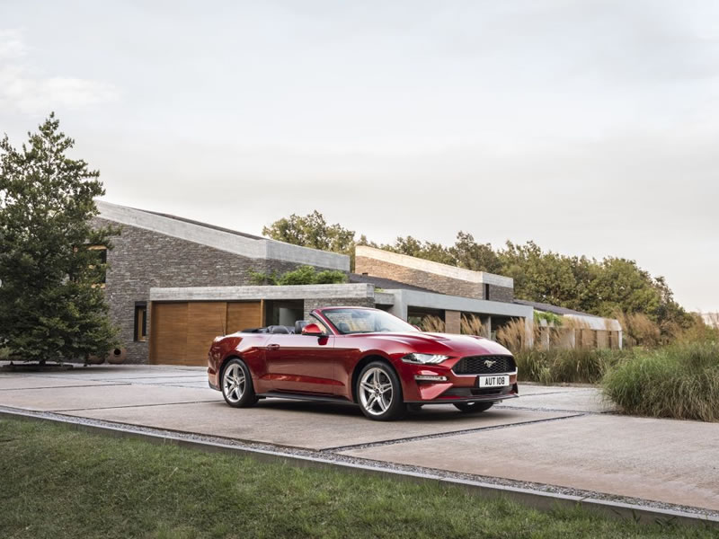 ford-mustang-auto-2017-cervene-sportiak