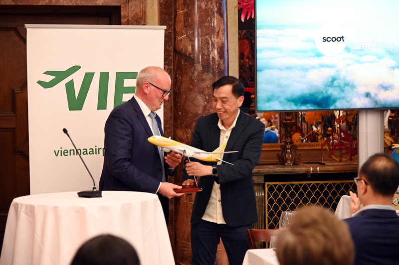 dvaja muzi si podavaju model lietadla