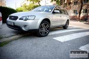 nespravne parkujuce auto