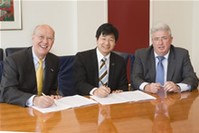 Podpis kontraktu medzi BYD a AutoBinck